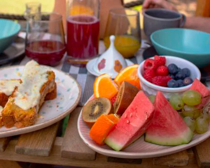 Pequeno-almoço com fruta fresca, bolo e bebidas